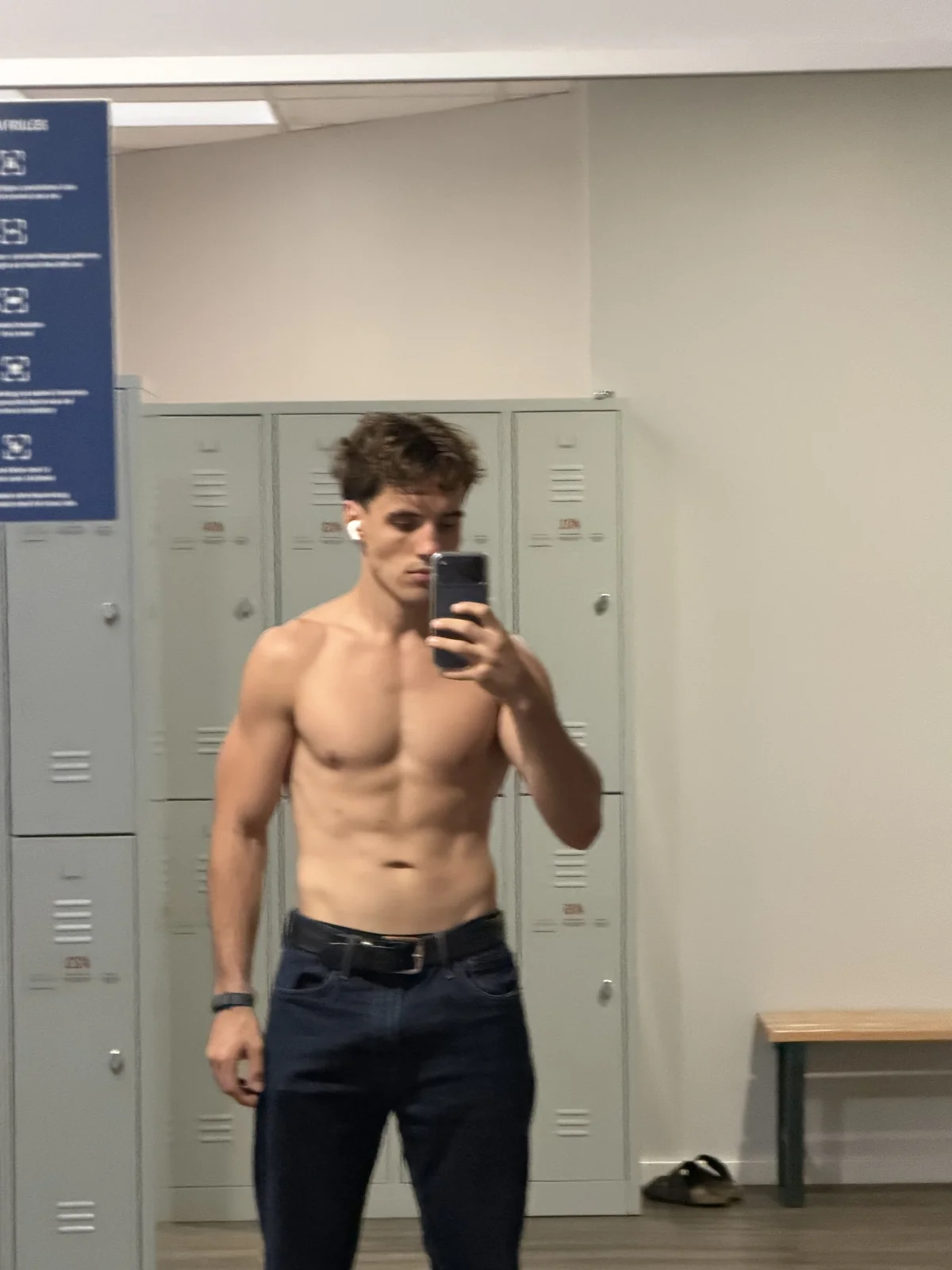 Peter bei einer Spiegelaufnahme im Fitnessstudio