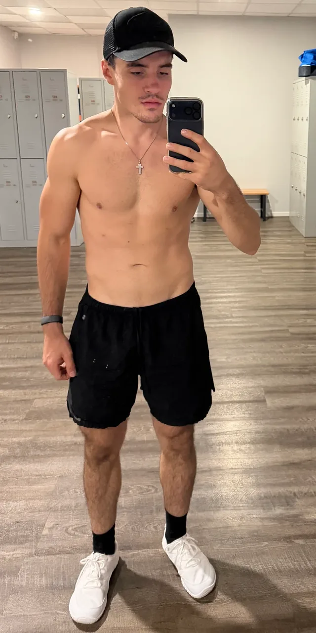 Peter nach seiner körperlichen Veränderung: neue Aufnahme im Fitnessstudio